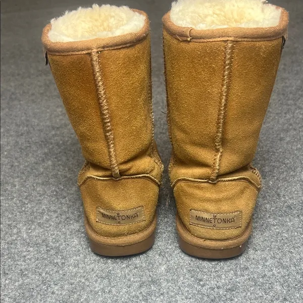 MinneTonka Cozy Tan Shearling Boots Size‎ 6 - Image 3