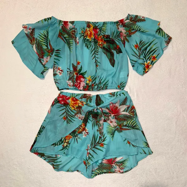 She & Sky Two Piece Floral Hawaiian Top and Shorts set size Medium - Image 2