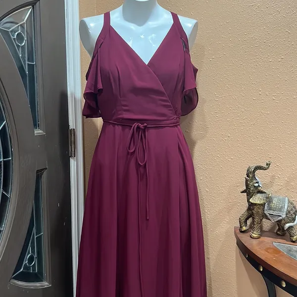 Lulus burgundy cold shoulder long dress - Image 4