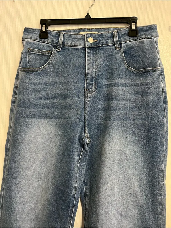 High-Rise Straight-Leg Women’s Jeans in Faded Blue Wash - Image 5