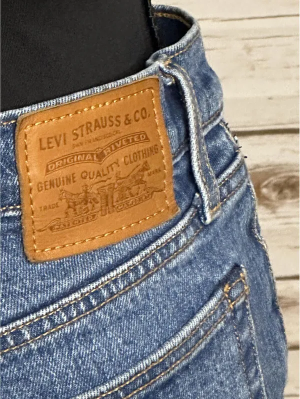 Levi's Wedgie Short medium wash cuffed denim jean short Size 27 coastal cowgirl - Image 8