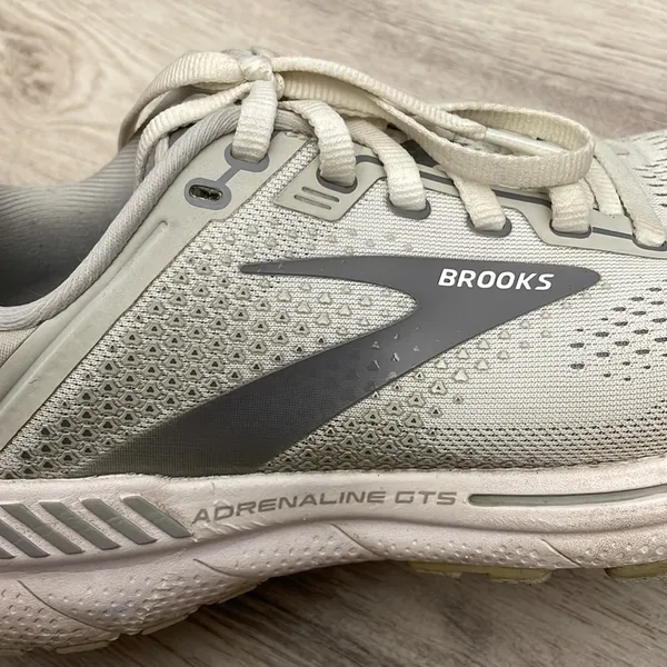 Brooks Gray & White Adrenaline GTS 22 Supportive Running Shoe Women's Size 8.5 - Image 10