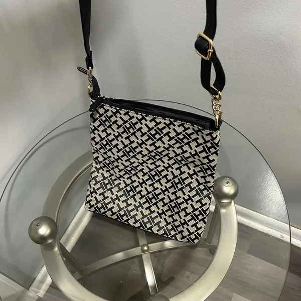 Tommy Hilfiger Navy and Red Interior Crossbody bag - Image 3