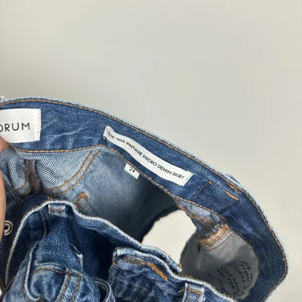 ARITZIA Denim Forum The ‘90s Vintage Micro Denim Skirt in Dark Bleu Eyeshadow - Image 5