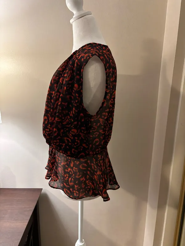 Astr Blouse Women’s Size M Black and Red Sleeveless V-Neck Peplum Blouse - Image 3