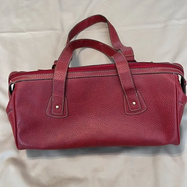 NWT First Issue red pebbled faux leather bag 1 inside & outside pocket zip close - Image 8