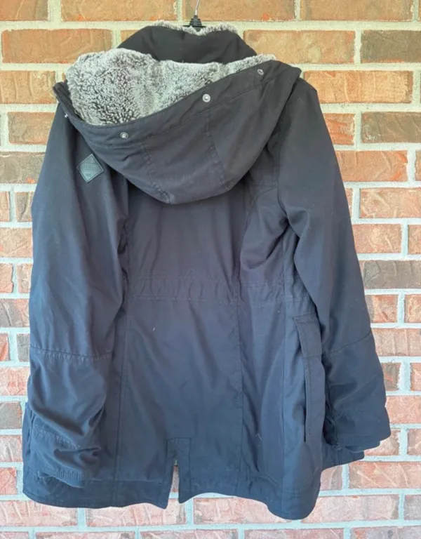 Y2K Hollister Women's Navy Sherpa Lined Winter Jacket missing fur on hood - Image 2