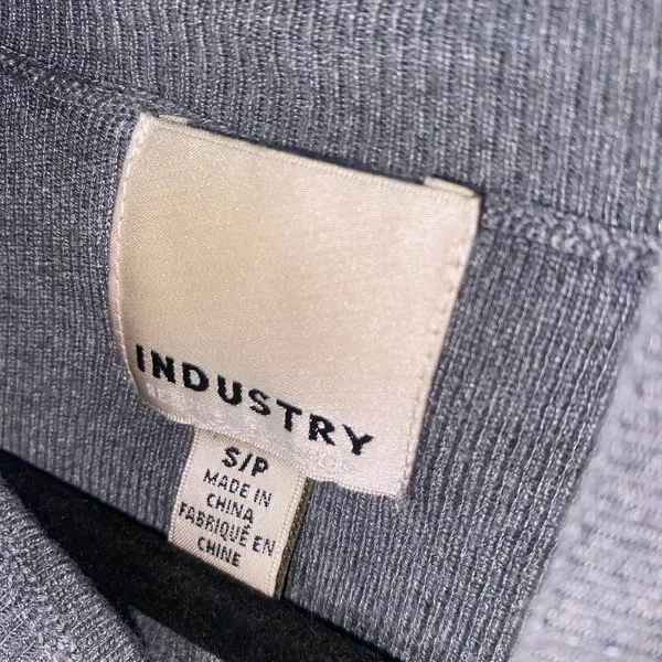 Industry Gray Knit Short Sleeve Mock Neck Lightweight Sweater Women's Size Small - Image 4