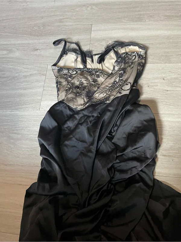 PrettyLittleThing Black Lace Bodice Midi Dress - Image 3