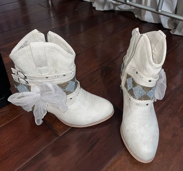 Creamy White Cowgirl Boots - Image 2