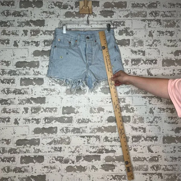 Levi’s | women denim shorts with embroidered flowers - Image 5
