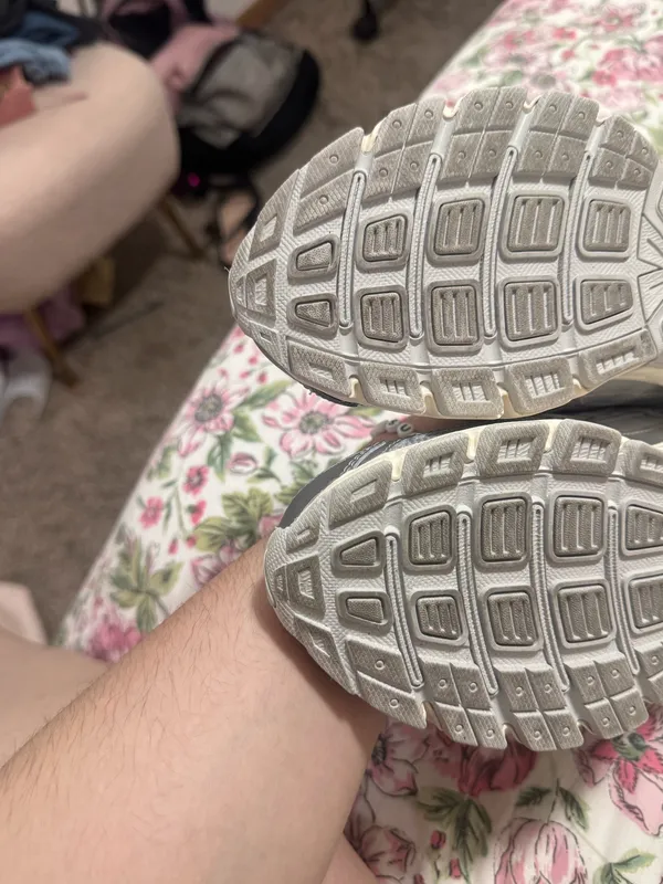 Nike initiator pink and silver tennis shoes - Image 6