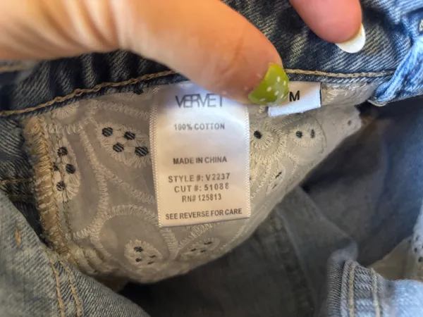 Vervet Denim Shorts Size Medium - Image 4