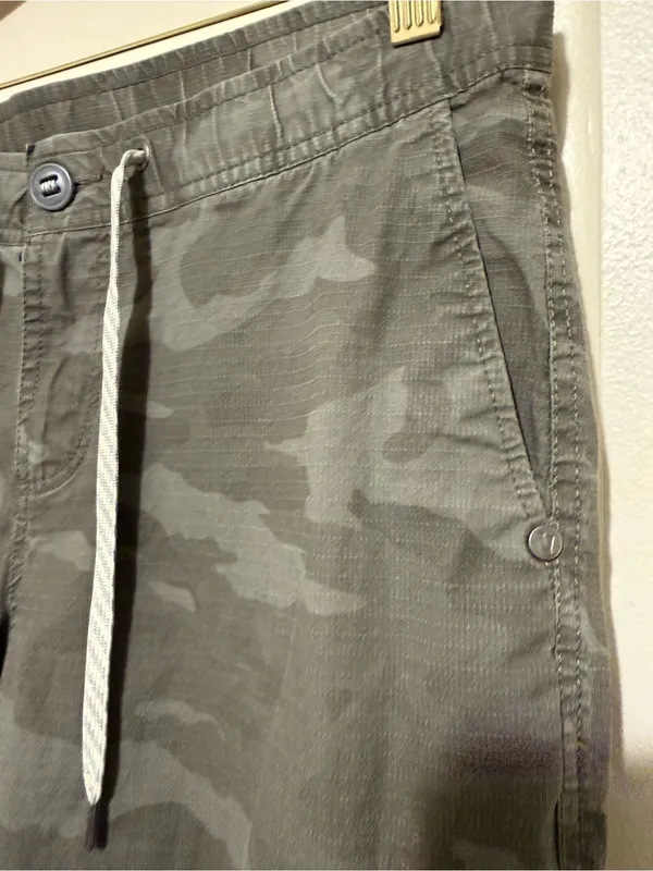 Vuori women’s medium Olive Gray Camo Cargo Pants - Image 3