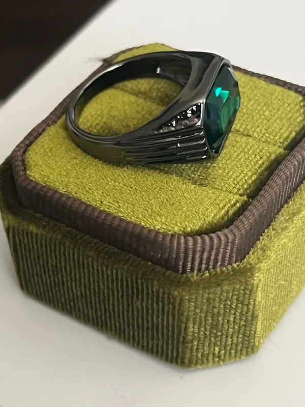 &merci Titanium Steel Faux Emerald Gemstone Dark Gray Band w/ Intricate Details Size 10 - Image 3