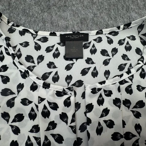 Ann Taylor Top Sz S White Black Print Split Neck Pleated Sleeveless Lightweight - Image 6