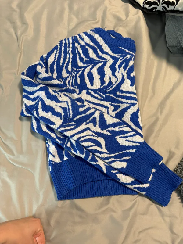 Subdued Cropped Sweater Size M - Image 3