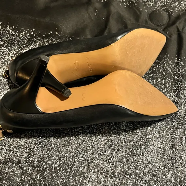 Womens 8. Aldo Black Leather Pointy-Toe Pumps with Gold Heel Zipper - Image 11