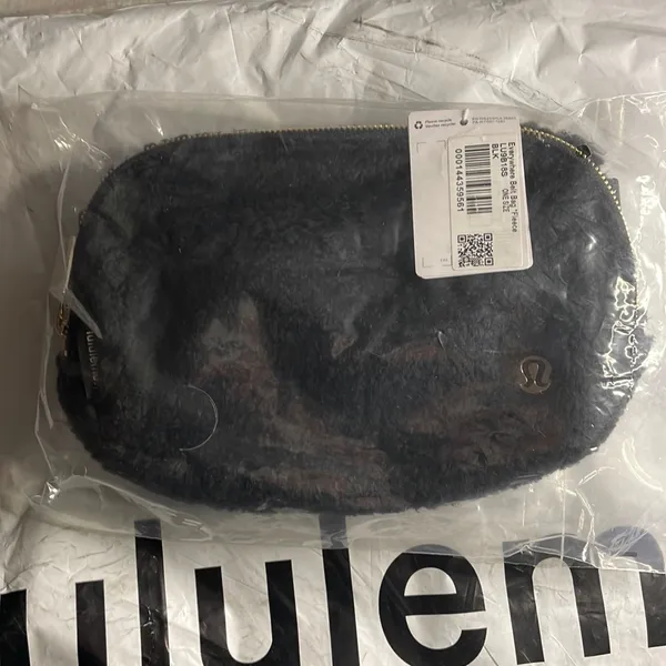 NWT Lululemon Everywhere Fleeced Belt Bag Black - Image 7