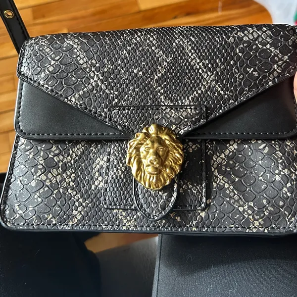 Classic Kitschy Faux Snake-Print Adjustable Black Crossbody Bag Lion Emblem NWT - Image 9