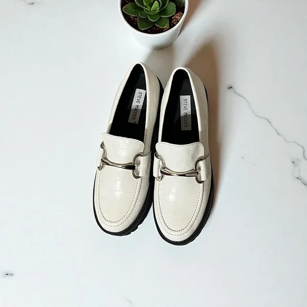 Steve Madden Lug‎ Sole Loafers Size 7.5 White Croc Embossed Hardware Accents - Image 5