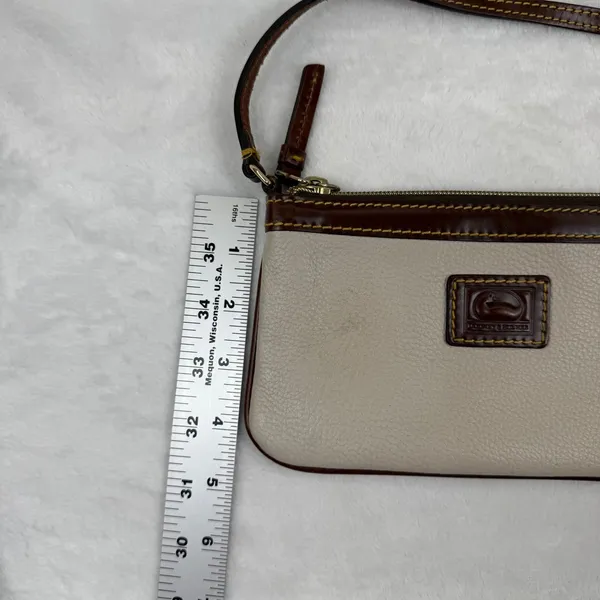Dooney & Bourke Cream Pebbled Leather Wristlet Pouch Brown Trim‎ Duck Logo READ - Image 5