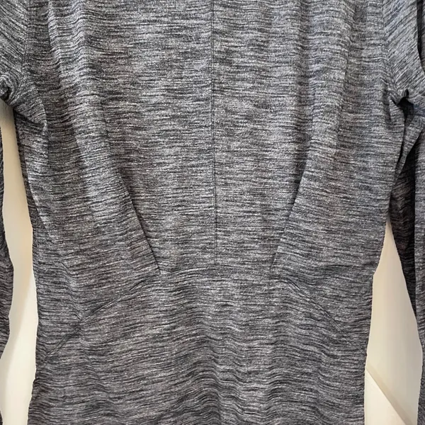 Lululemon Long Sleeve V‎ Neck Top Thumb Hole Heathered Gray AthleticSize 6 - Image 4