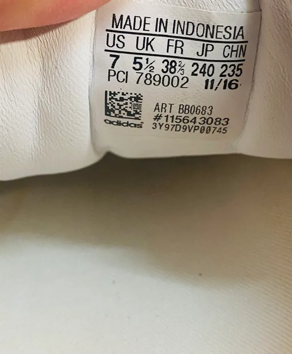 Adidas super star shell toe sneakers white size 7 *** please notice 1 shoe missing emblem inside*** - Image 8