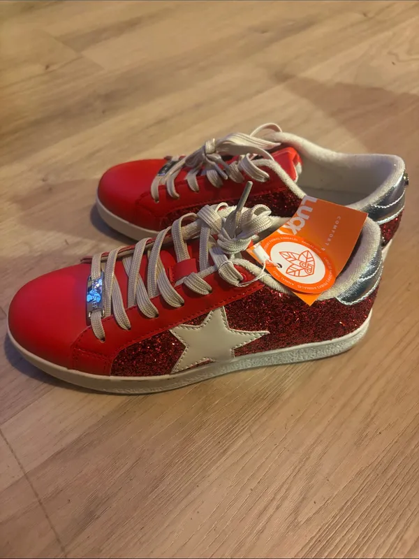 Women’s Red Glitter Star Low-Top Sneakers with White Star Accent lucky step - Image 3
