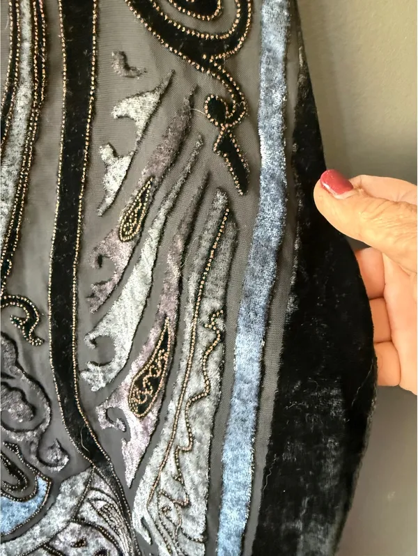 Elegant Black and Gray Velvet Paisley Shawl with Fringe - Image 7
