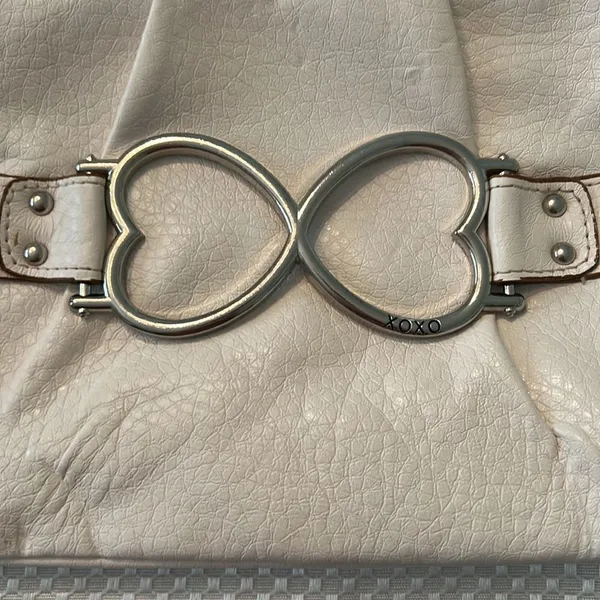 XOXO Y2K white faux leather wristlet clutch with silver heart EUC - Image 6