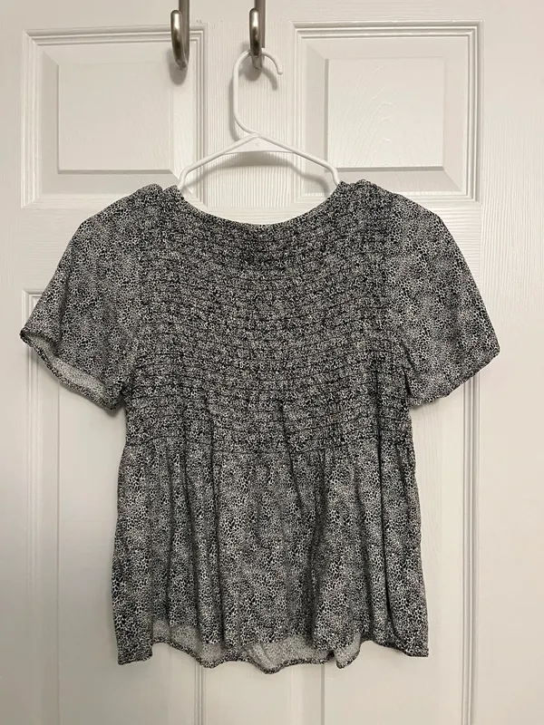 Black and White Printed Crop Flowy Top Size M - Image 3