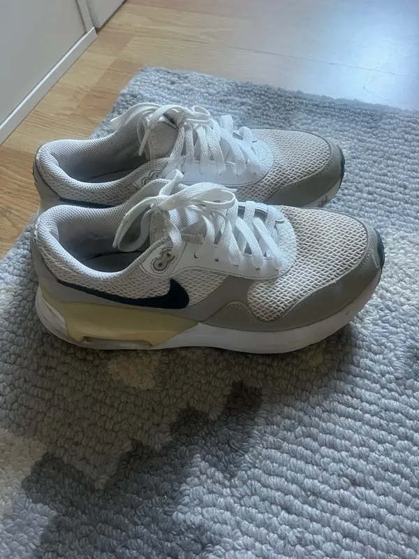 Nike shoes - Image 2