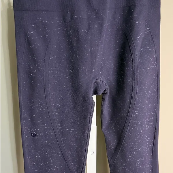 Lululemon Free‎ To Flow Crop Legging Midnight Navy/White Size 4 - Image 4