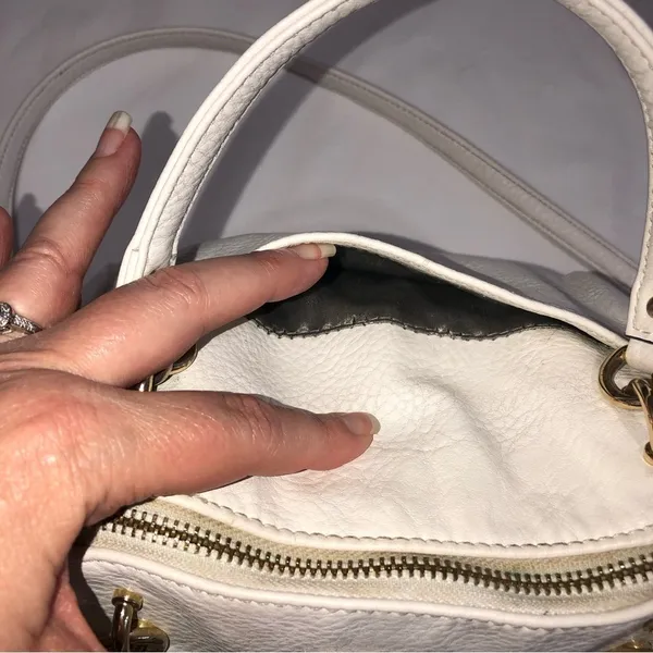 Juicy Couture Crossbody Bag White Pebbled Convertable Adjustable Gold Zip Top - Image 9