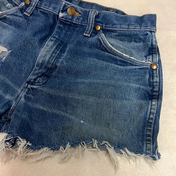 Vintage style wrangler cut off denim shorts medium wash‎ - Image 3