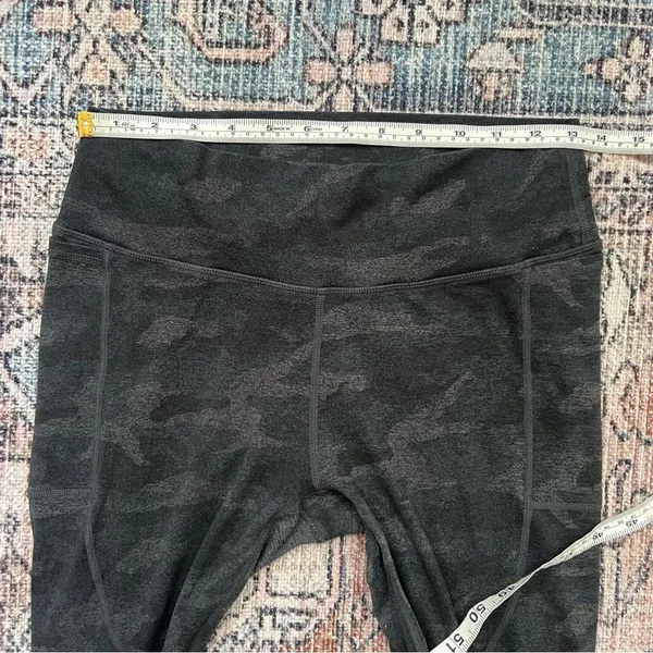 Vuori Clean Elevation Leggings Black Camo Size Medium 7/8 Length - Image 8