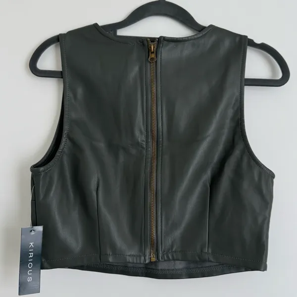NWT Kurious Faux Leather‎ Boxy Zip Back Sleeveless Crop Top Gray Medium - Image 2
