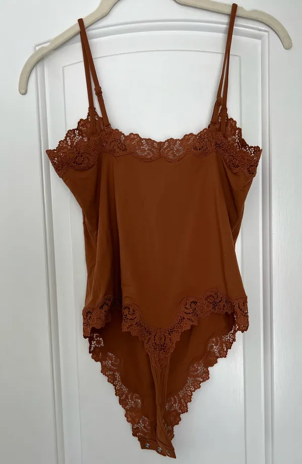 SKIMS Lace Bodysuit Cami Fits Everybody Bronze - Image 2
