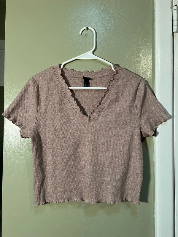 Wild Fable Women's Size XL Cropped T-Shirt V-Neck Ruffle Lettuce Edge Pink Brown - Image 2