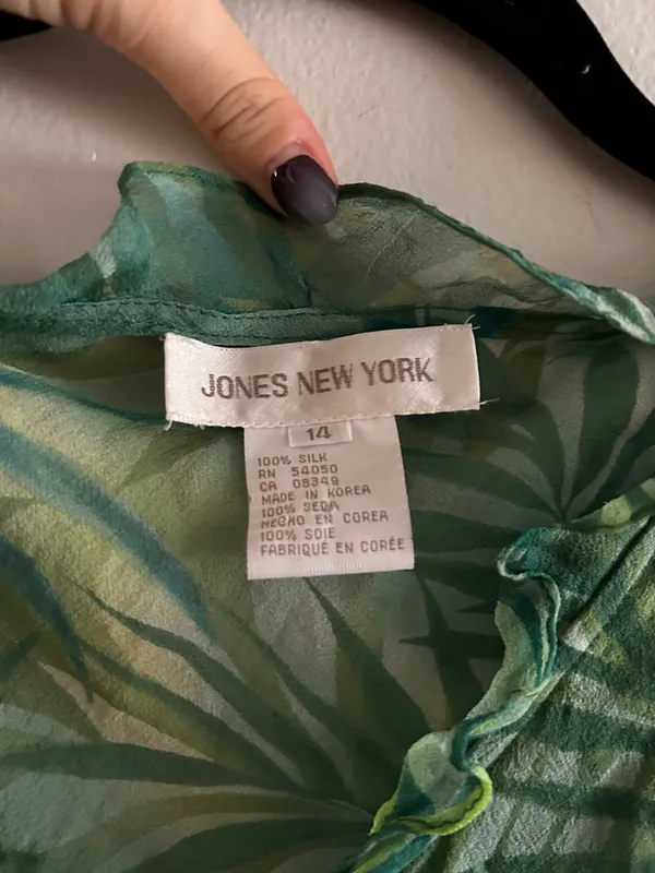 Jones New York Tropical 100% silk green blouse - Image 3