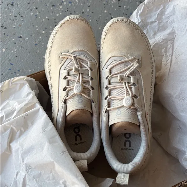 On Cloudaway 2 Sneakers Size 7.5 - Image 2