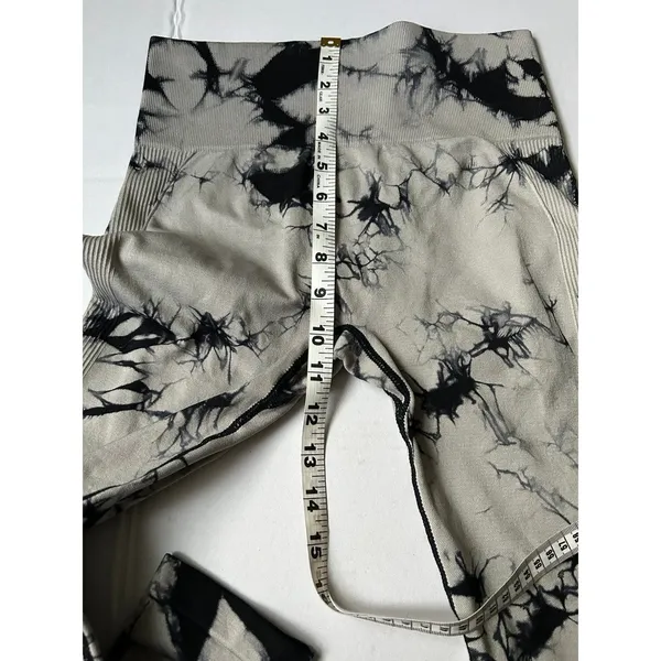 Tie dye scrunch butt leggings size M - Image 6