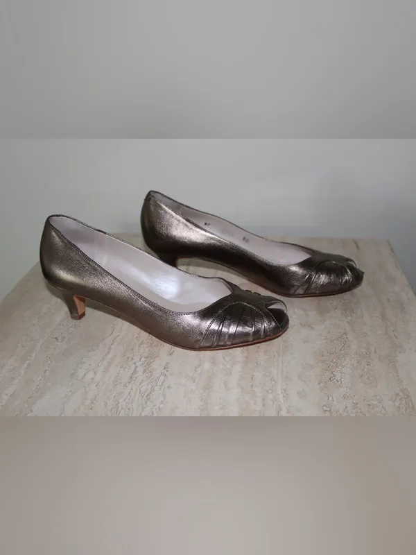 Bruno Magli Metallic Bronze Peep-Toe Kitten Heels Size 8 - Image 3