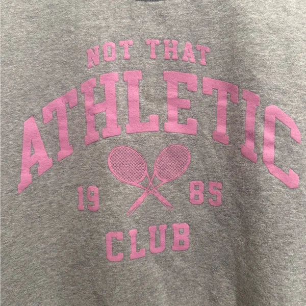 LULUSIMON STUDIO‎ Not That Athletic Club Graphic Cropped Sweatshirt in Grey Pink - Image 4