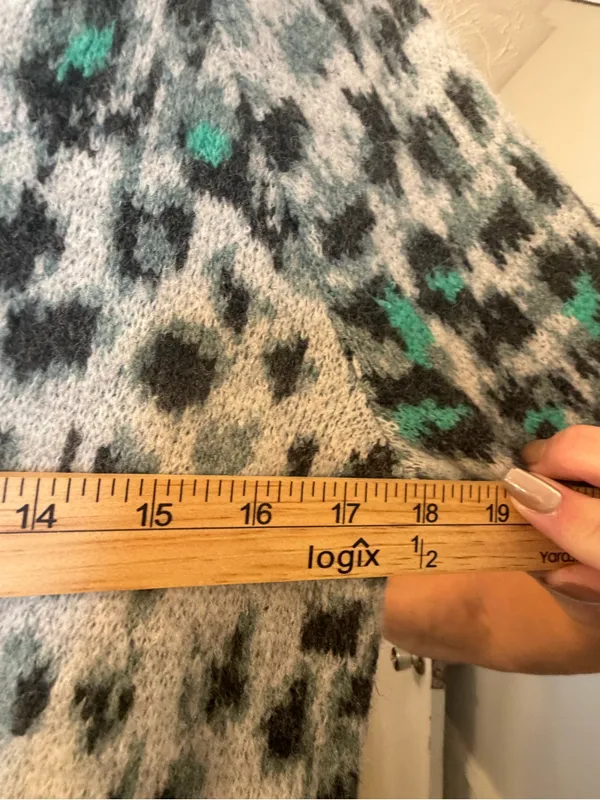 LOFT Grey Leopard-Print V-Neck Sweater with Teal Accents - Image 5