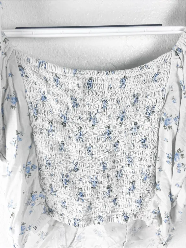 HOLLISTER White Floral Puff Sleeves Smocked Back Crop Top Size Medium Casual - Image 8