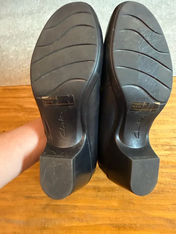 Clarks Bendables Ingalls Falls Black Leather Ruched Button Ankle Bootie Size 7.5 - Image 6