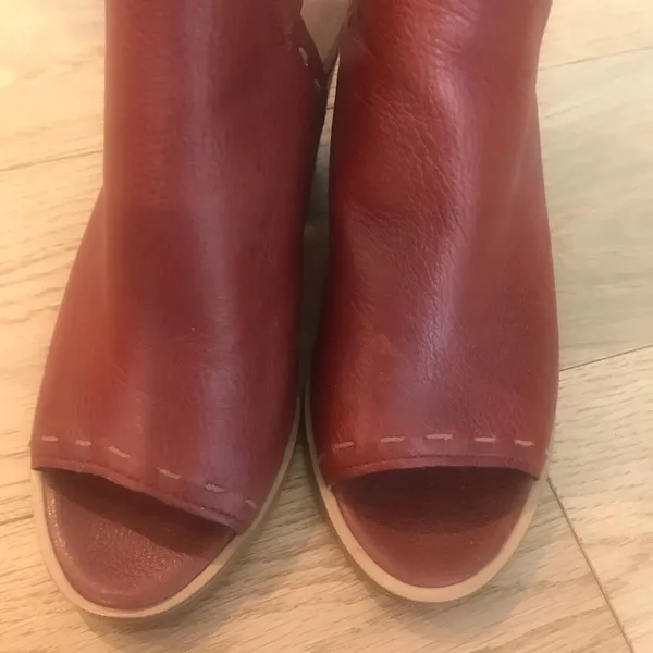 Frye Chestnut Brown Sling Back peep toe Chunky Leather Heels - Image 3