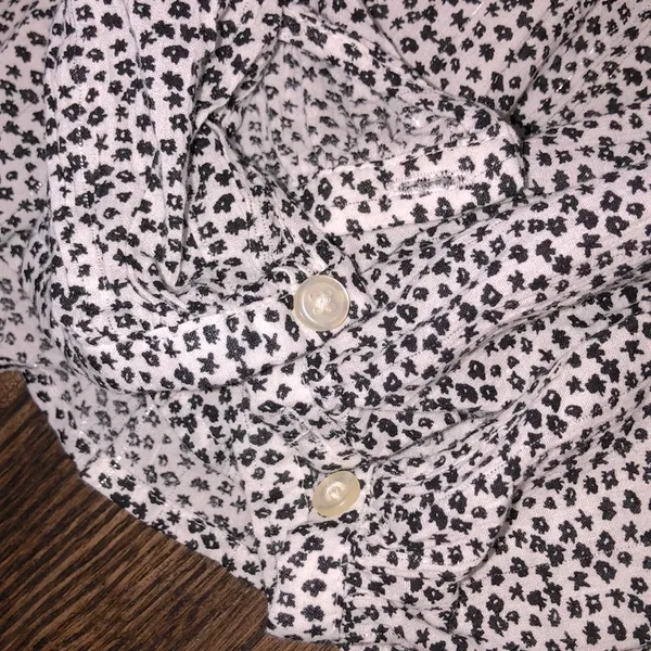 Loft black and white long sleeve floral top size small - Image 5